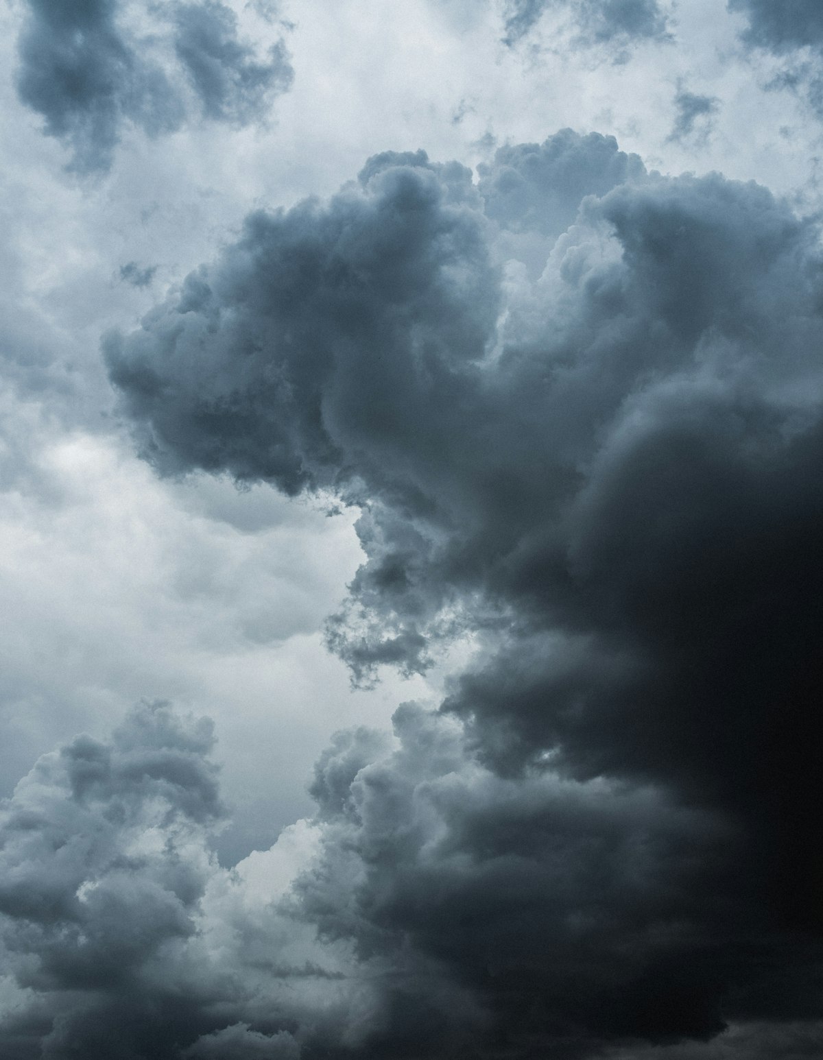 Cielo cubierto de protuberancias globulares doradas y azuladas colgando de la base de una gran nube de tormenta.